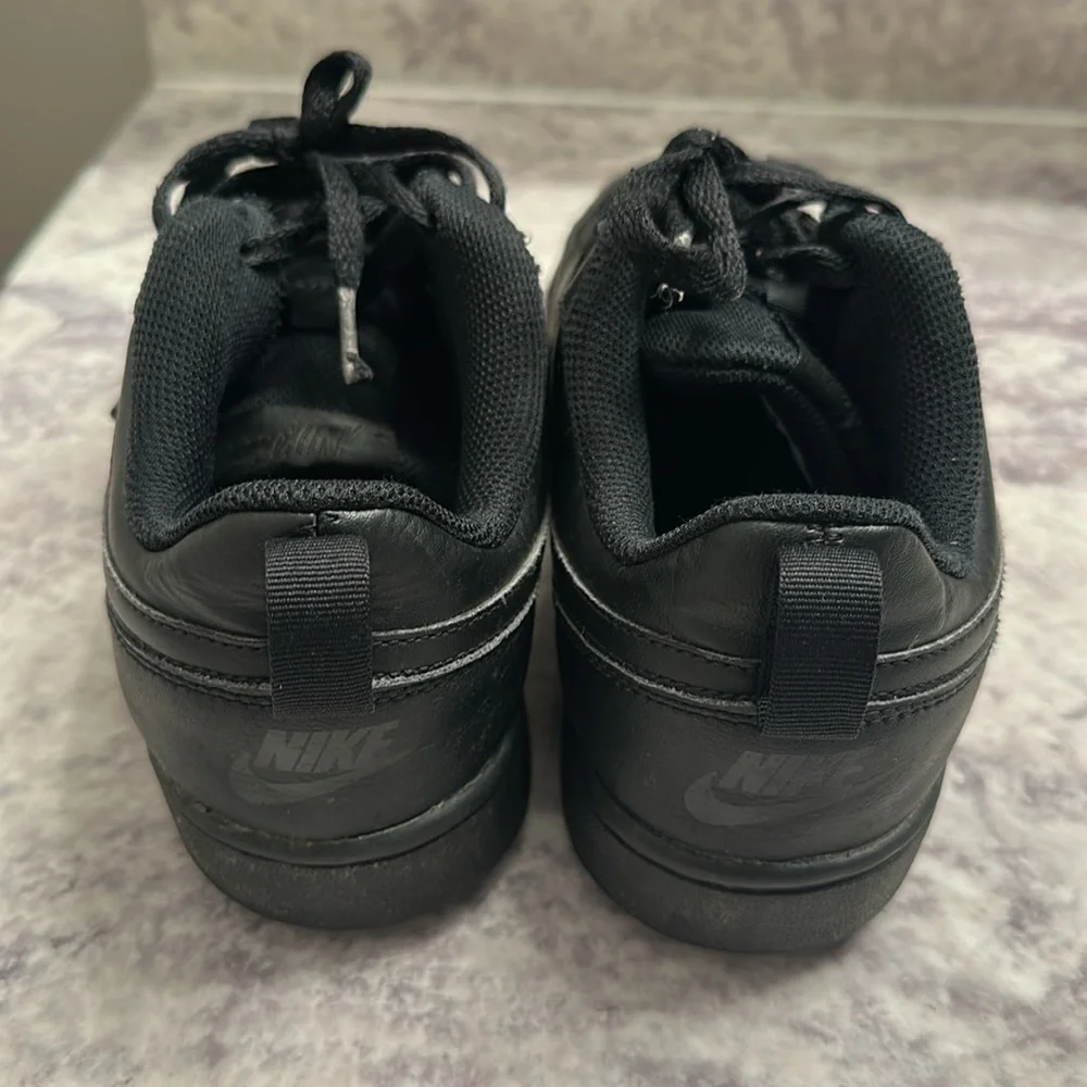 Nike court borough all black size 7Y BQ5448-001